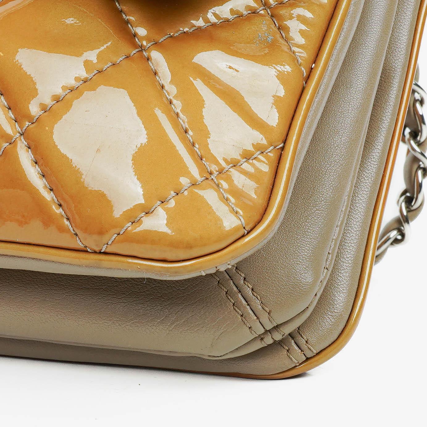 Chanel Flap Bag aus gestepptem Lackleder mit silberfarbener Hardware
