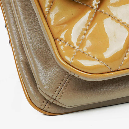 Chanel Flap Bag aus gestepptem Lackleder mit silberfarbener Hardware