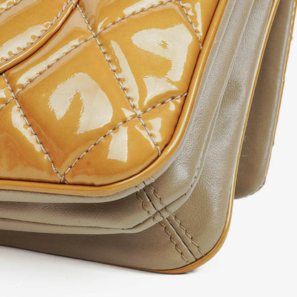 Chanel Flap Bag aus gestepptem Lackleder mit silberfarbener Hardware