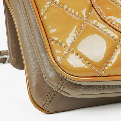 Chanel Flap Bag aus gestepptem Lackleder mit silberfarbener Hardware