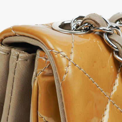 Chanel Flap Bag aus gestepptem Lackleder mit silberfarbener Hardware