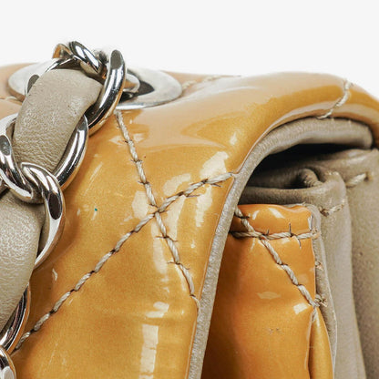 Chanel Flap Bag aus gestepptem Lackleder mit silberfarbener Hardware