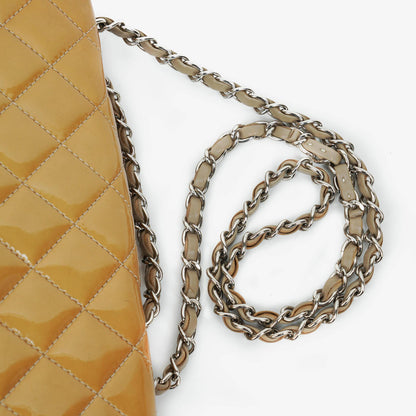 Chanel Flap Bag aus gestepptem Lackleder mit silberfarbener Hardware