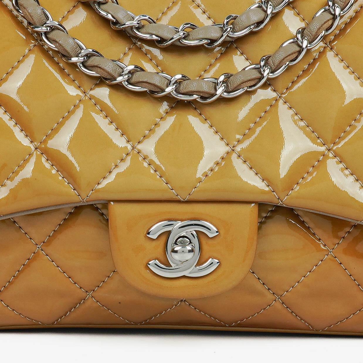 Chanel Flap Bag aus gestepptem Lackleder mit silberfarbener Hardware