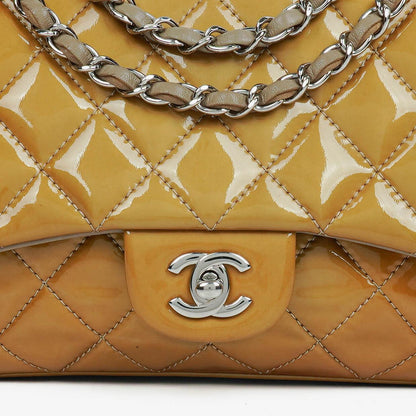 Chanel Flap Bag aus gestepptem Lackleder mit silberfarbener Hardware