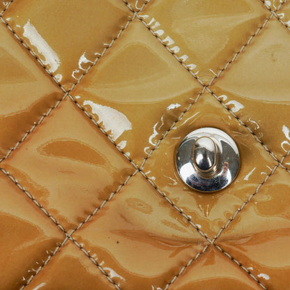 Chanel Flap Bag aus gestepptem Lackleder mit silberfarbener Hardware