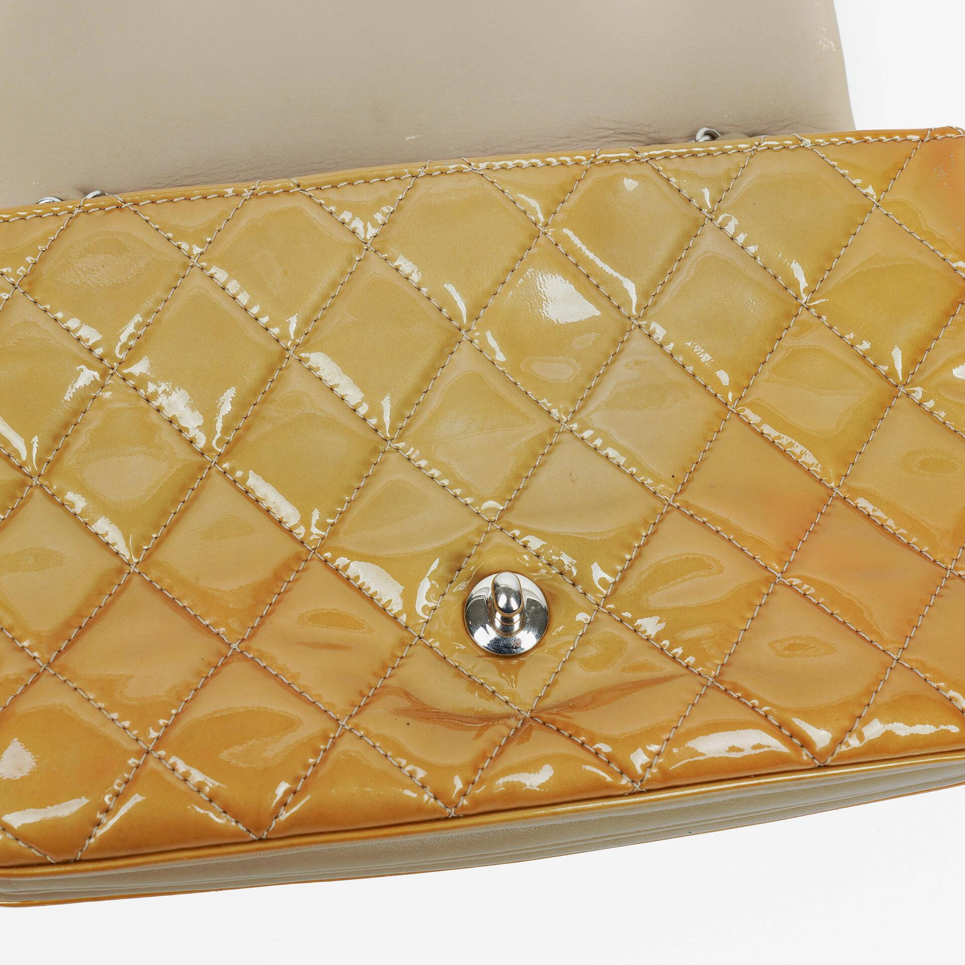 Chanel Flap Bag aus gestepptem Lackleder mit silberfarbener Hardware