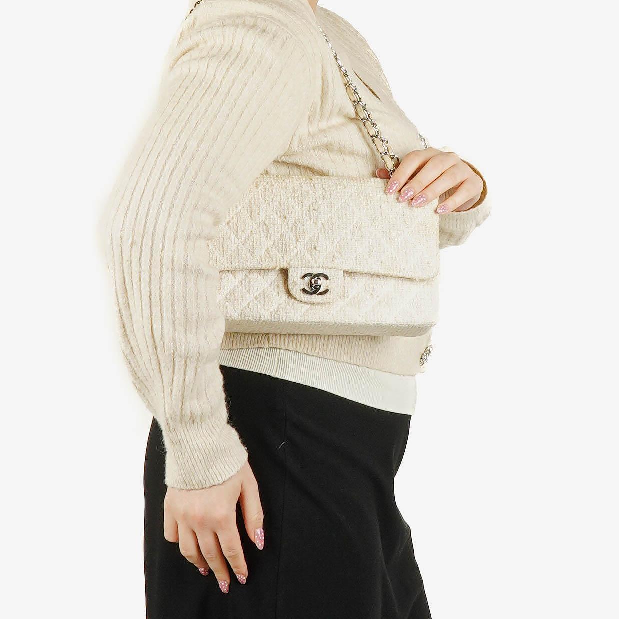 Chanel Medium Doppelklappentasche aus gestepptem Tweed