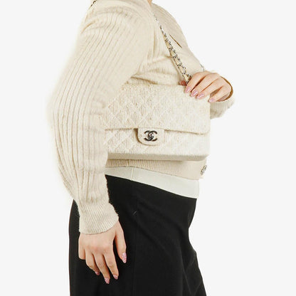 Chanel Medium Doppelklappentasche aus gestepptem Tweed