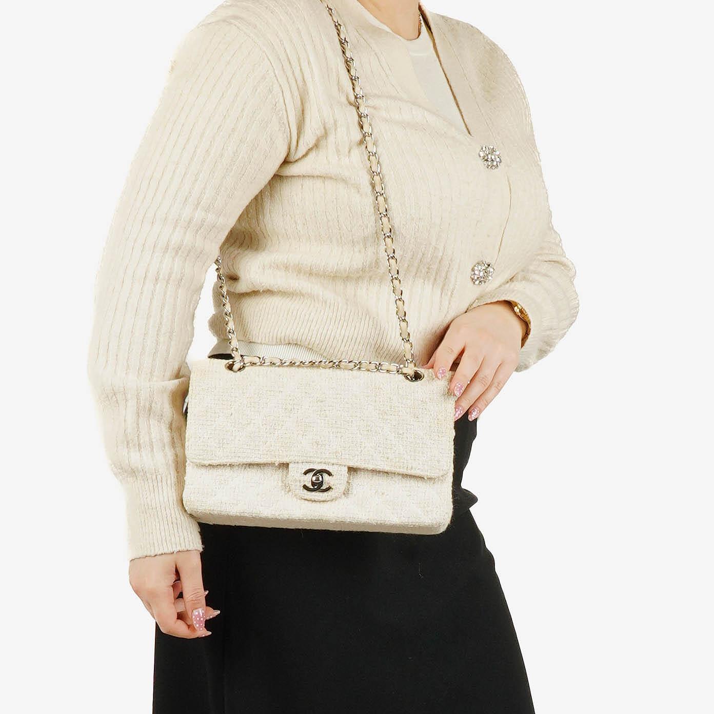 Chanel Medium Doppelklappentasche aus gestepptem Tweed