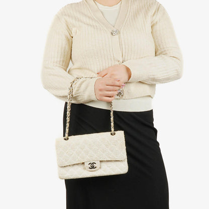 Chanel Medium Doppelklappentasche aus gestepptem Tweed