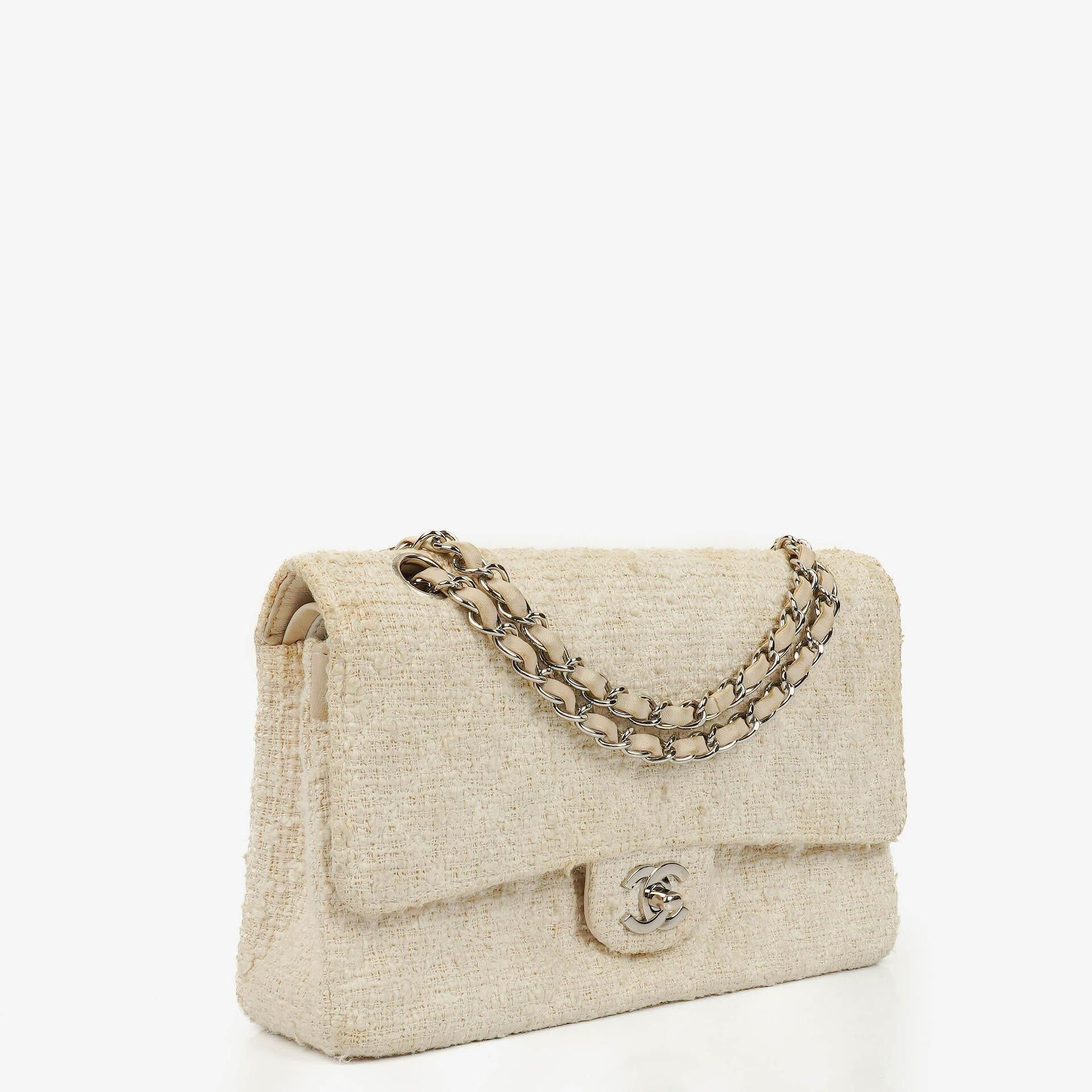 Chanel Medium Doppelklappentasche aus gestepptem Tweed