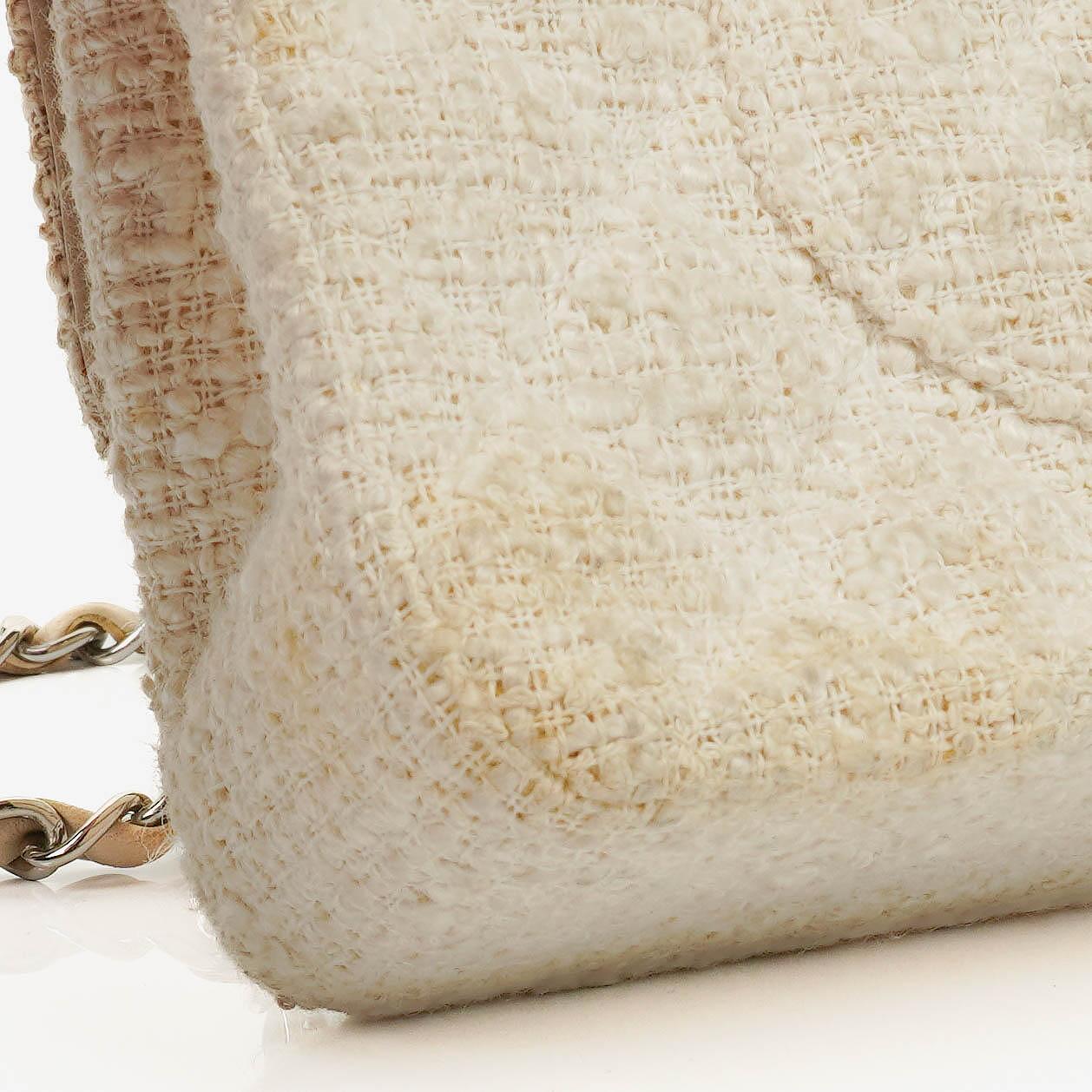 Chanel Medium Doppelklappentasche aus gestepptem Tweed