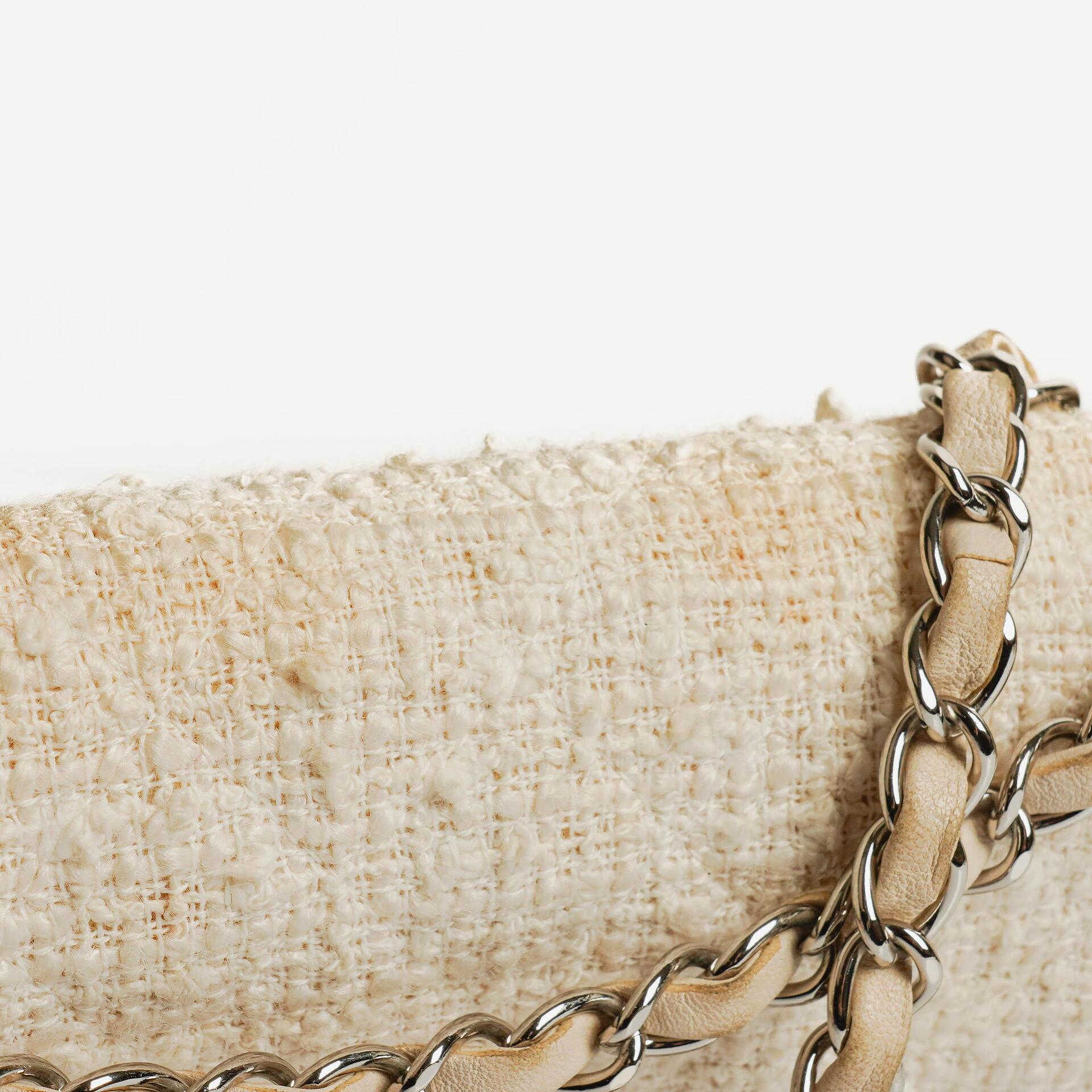Chanel Medium Doppelklappentasche aus gestepptem Tweed