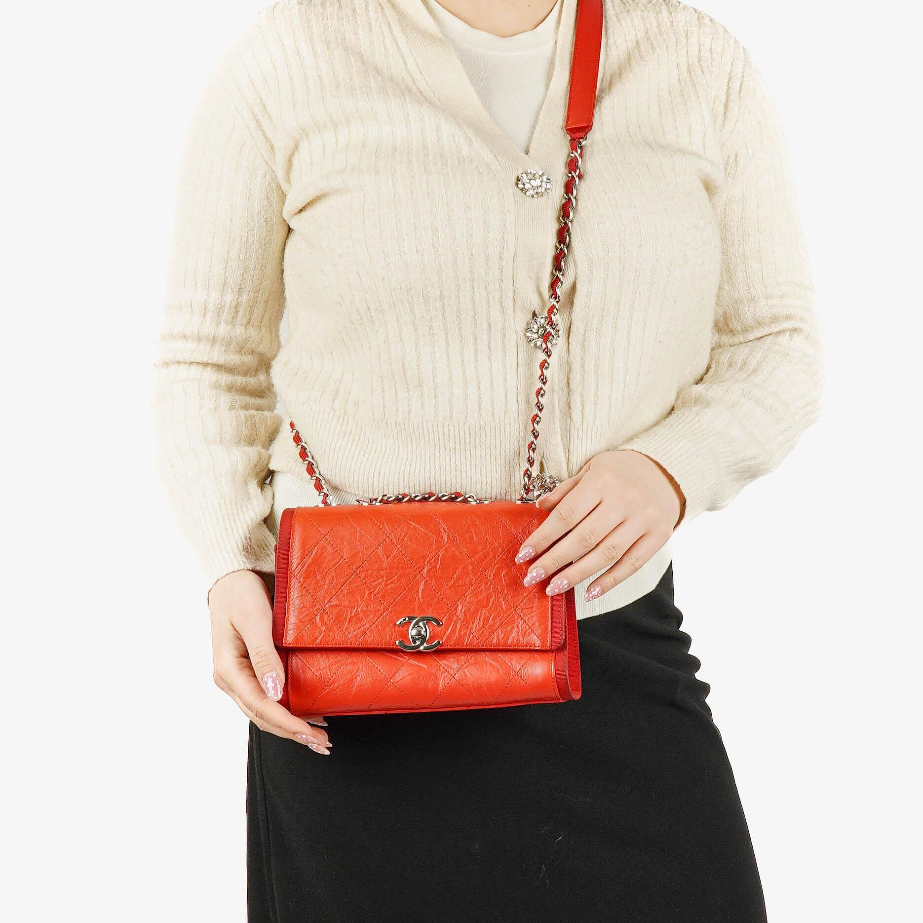Chanel Flap Bag aus rotem zerknittertem Kalbsleder