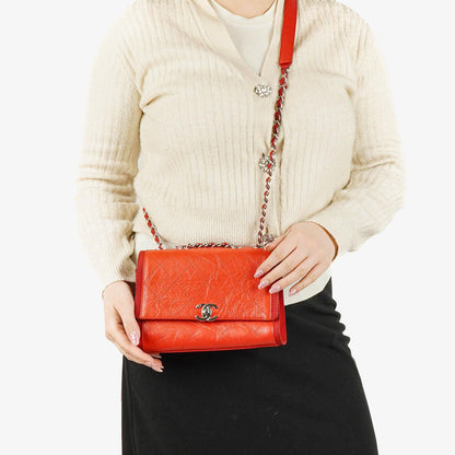 Chanel Flap Bag aus rotem zerknittertem Kalbsleder