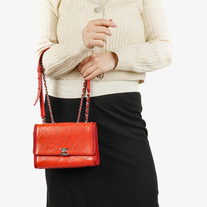 Chanel Flap Bag aus rotem zerknittertem Kalbsleder