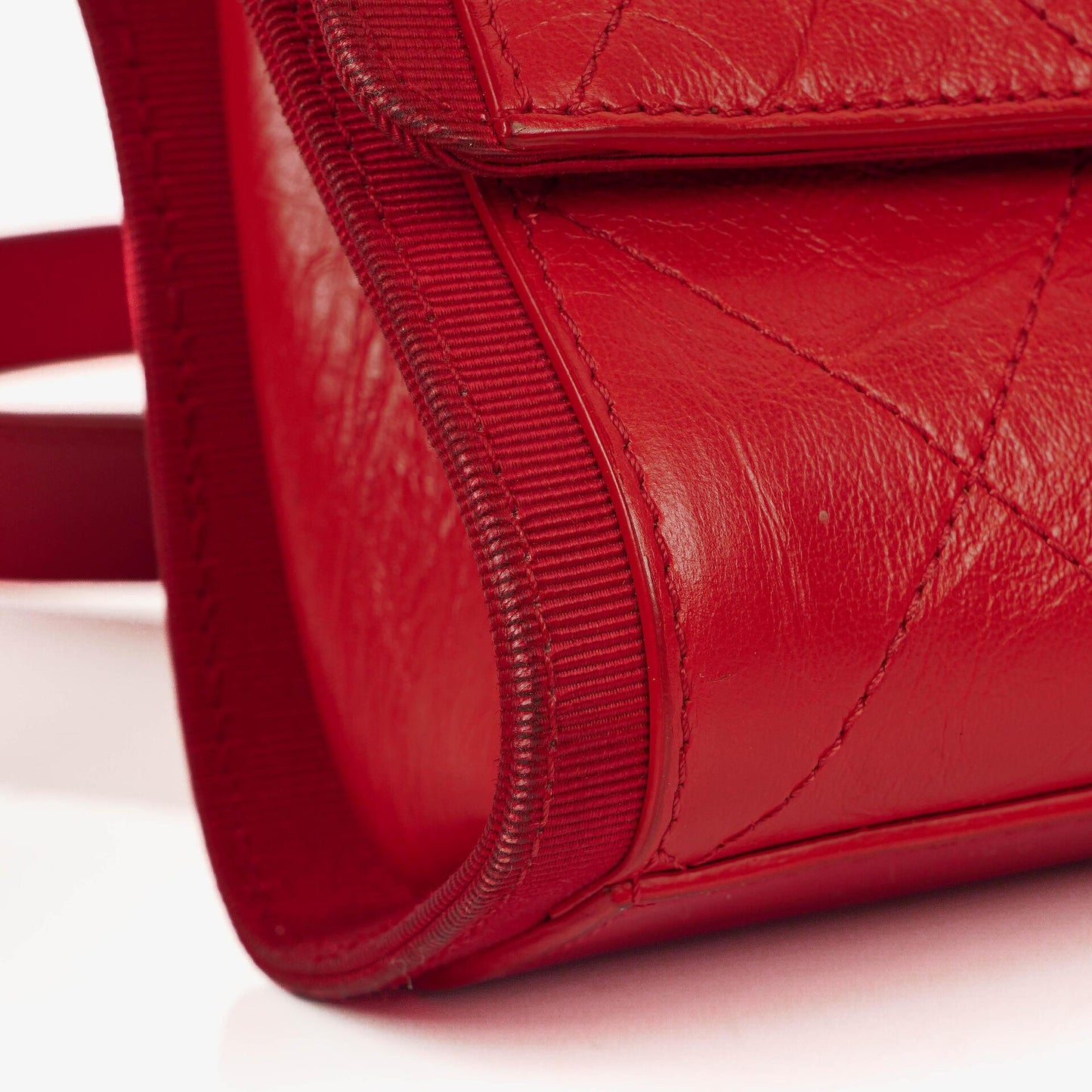 Chanel Flap Bag aus rotem zerknittertem Kalbsleder