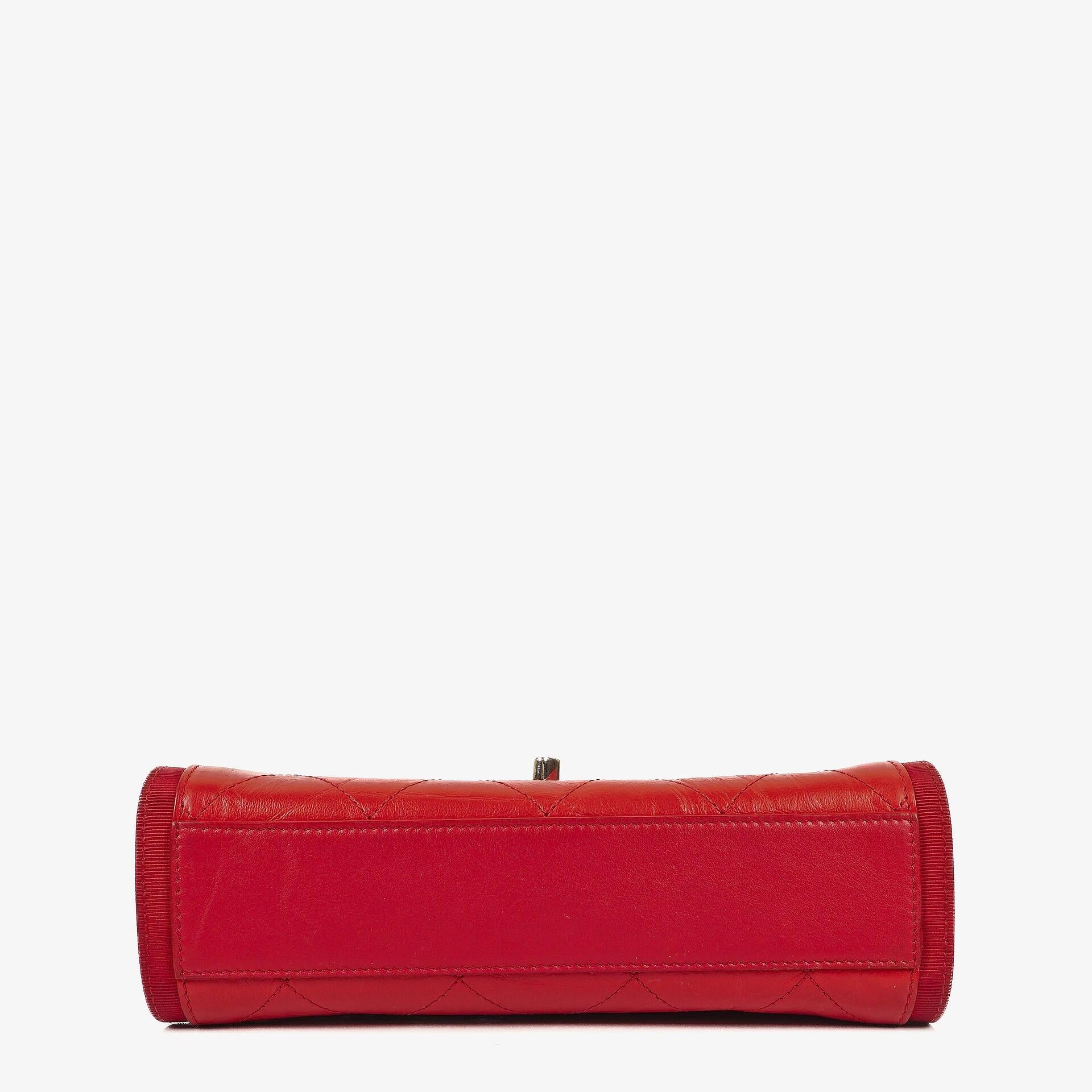 Chanel Flap Bag aus rotem zerknittertem Kalbsleder