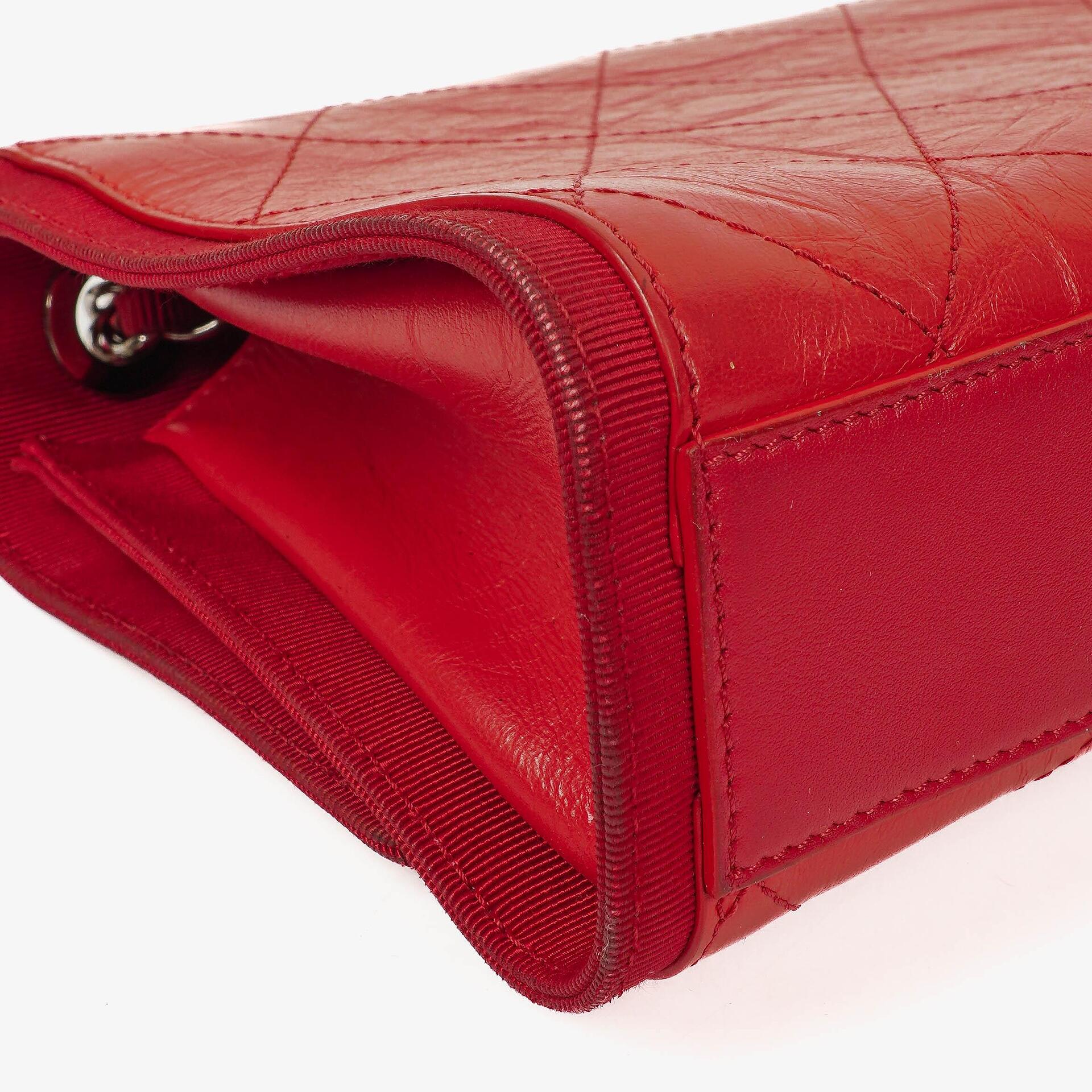 Chanel Flap Bag aus rotem zerknittertem Kalbsleder