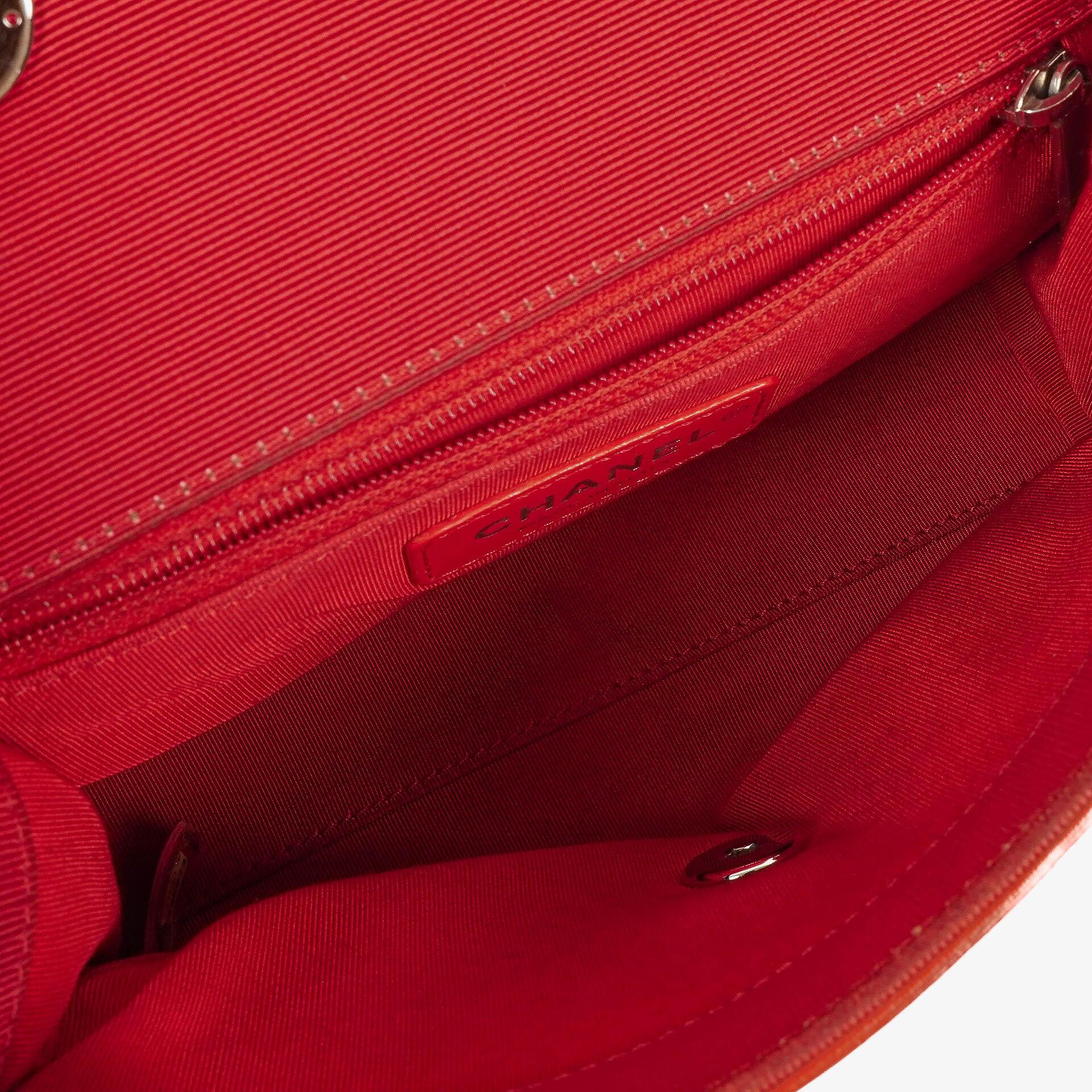 Chanel Flap Bag aus rotem zerknittertem Kalbsleder