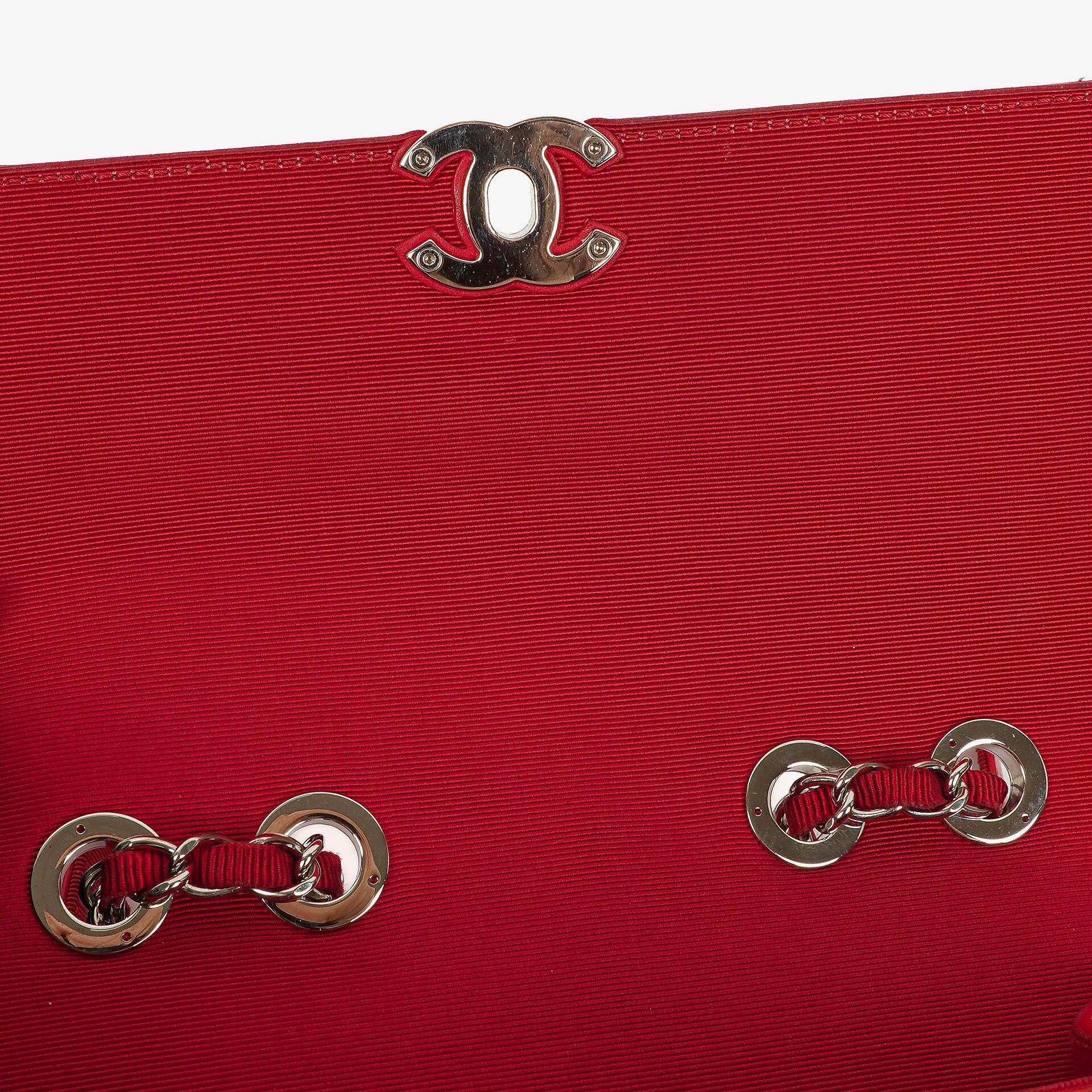 Chanel Flap Bag aus rotem zerknittertem Kalbsleder