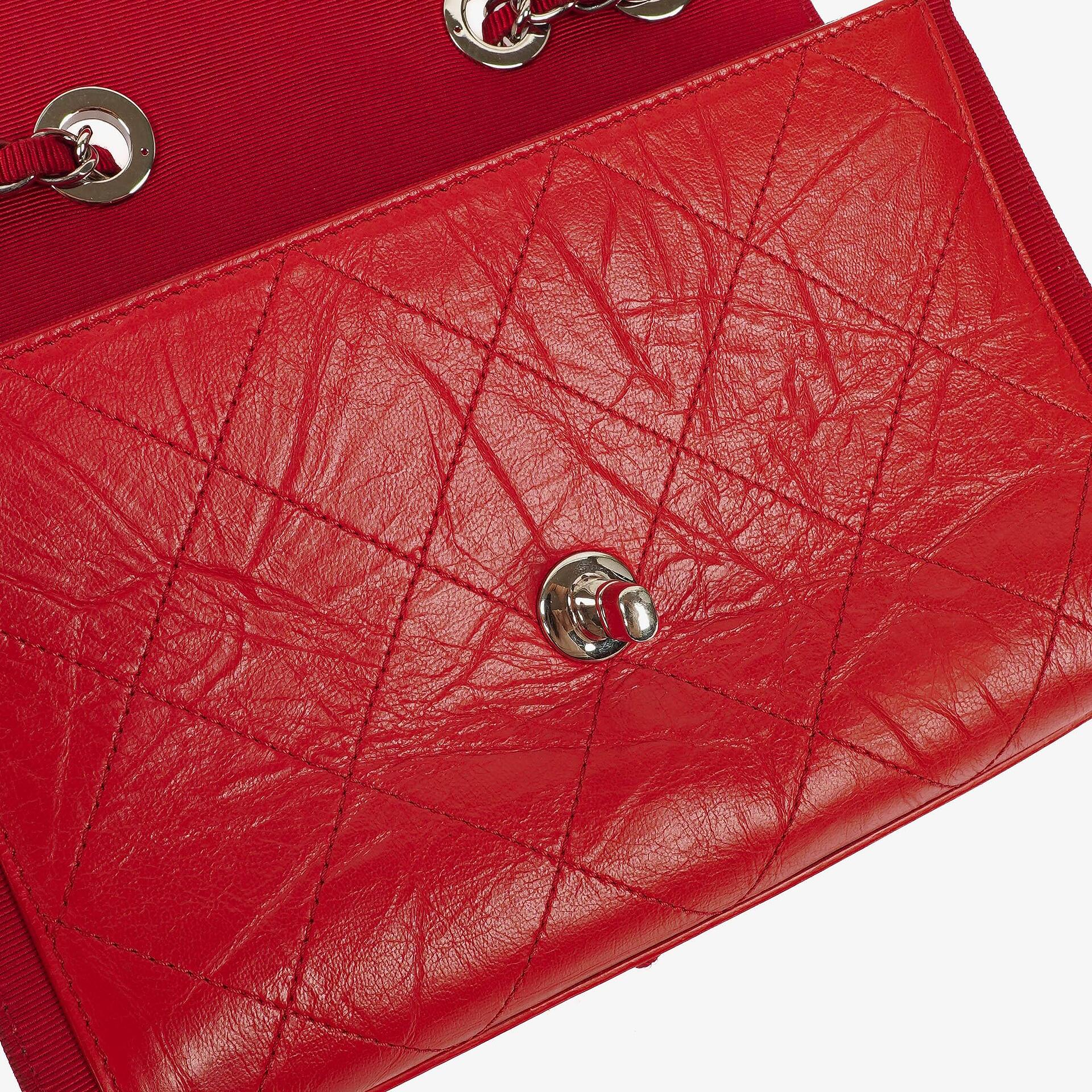 Chanel Flap Bag aus rotem zerknittertem Kalbsleder