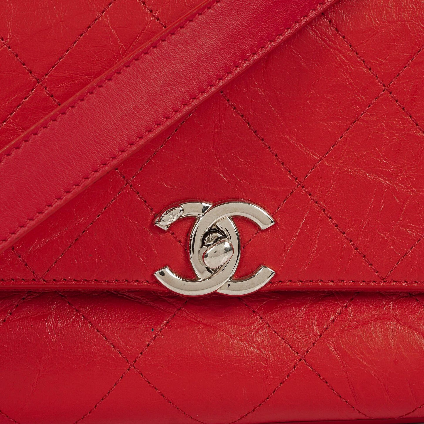 Chanel Flap Bag aus rotem zerknittertem Kalbsleder