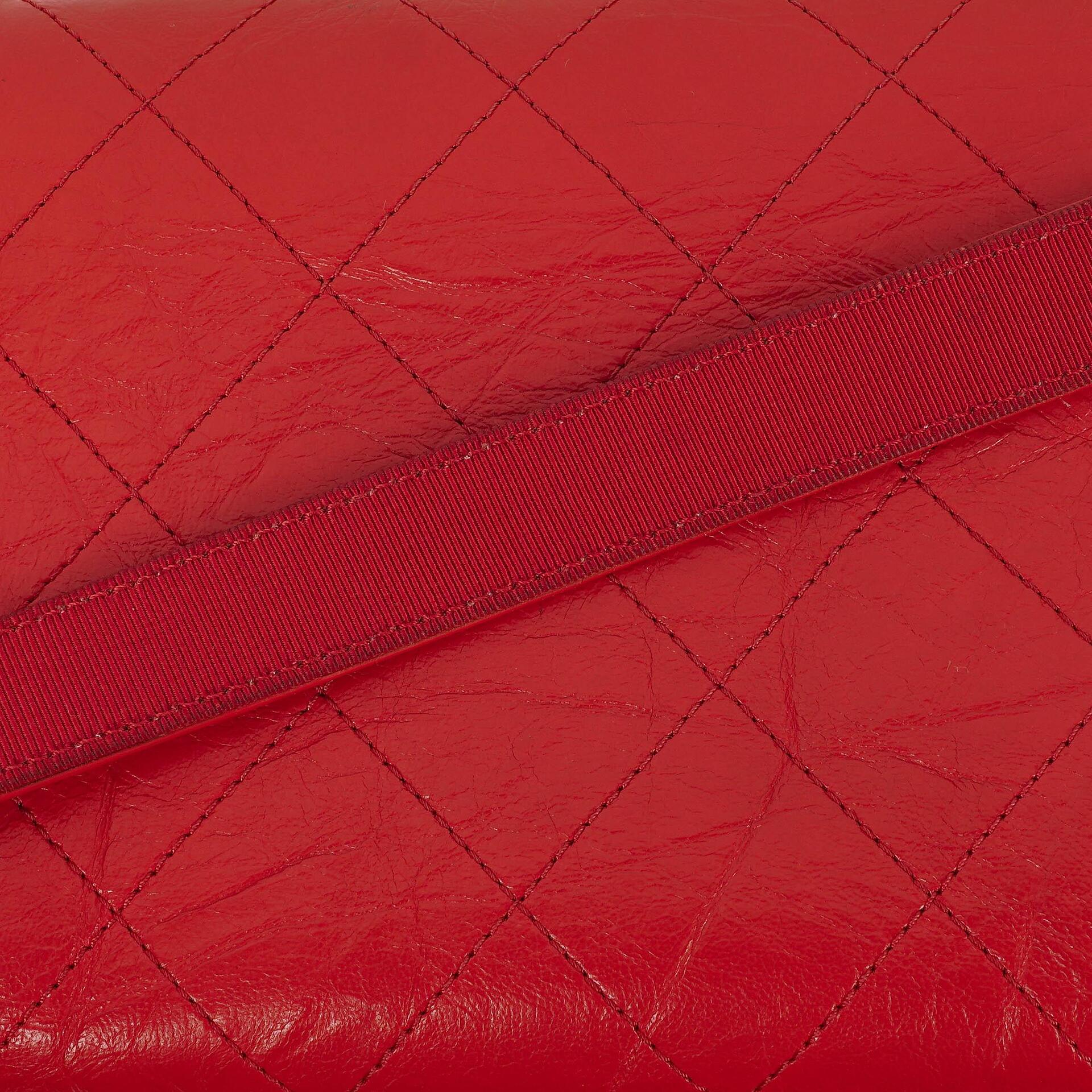 Chanel Flap Bag aus rotem zerknittertem Kalbsleder
