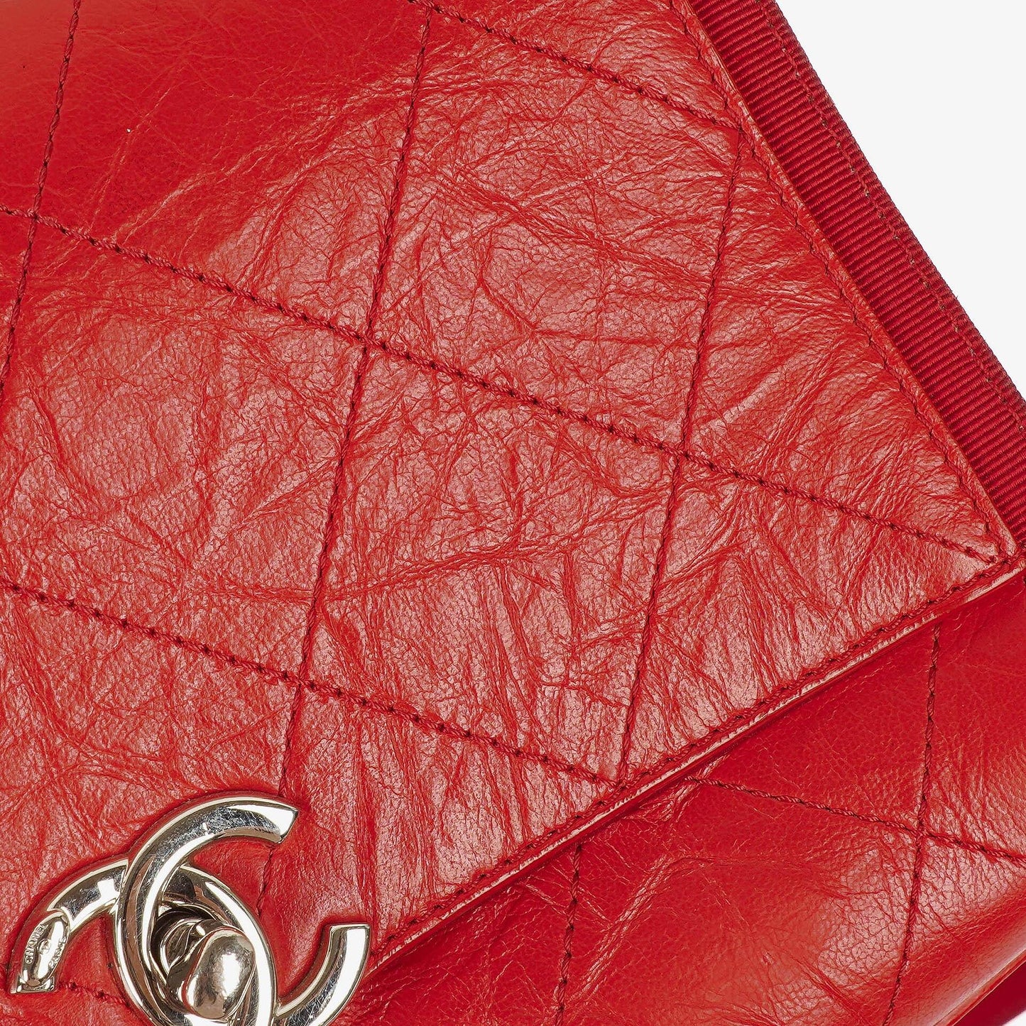 Chanel Flap Bag aus rotem zerknittertem Kalbsleder
