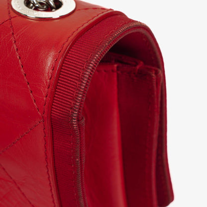 Chanel Flap Bag aus rotem zerknittertem Kalbsleder
