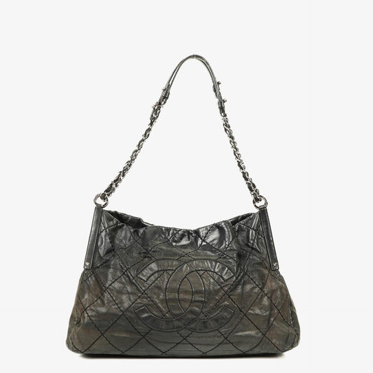 Chanel Sea Hit Medium Schultertasche aus schwarzem gestepptem schillerndem Kalbsleder