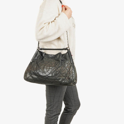 Chanel Sea Hit Medium Schultertasche aus schwarzem gestepptem schillerndem Kalbsleder