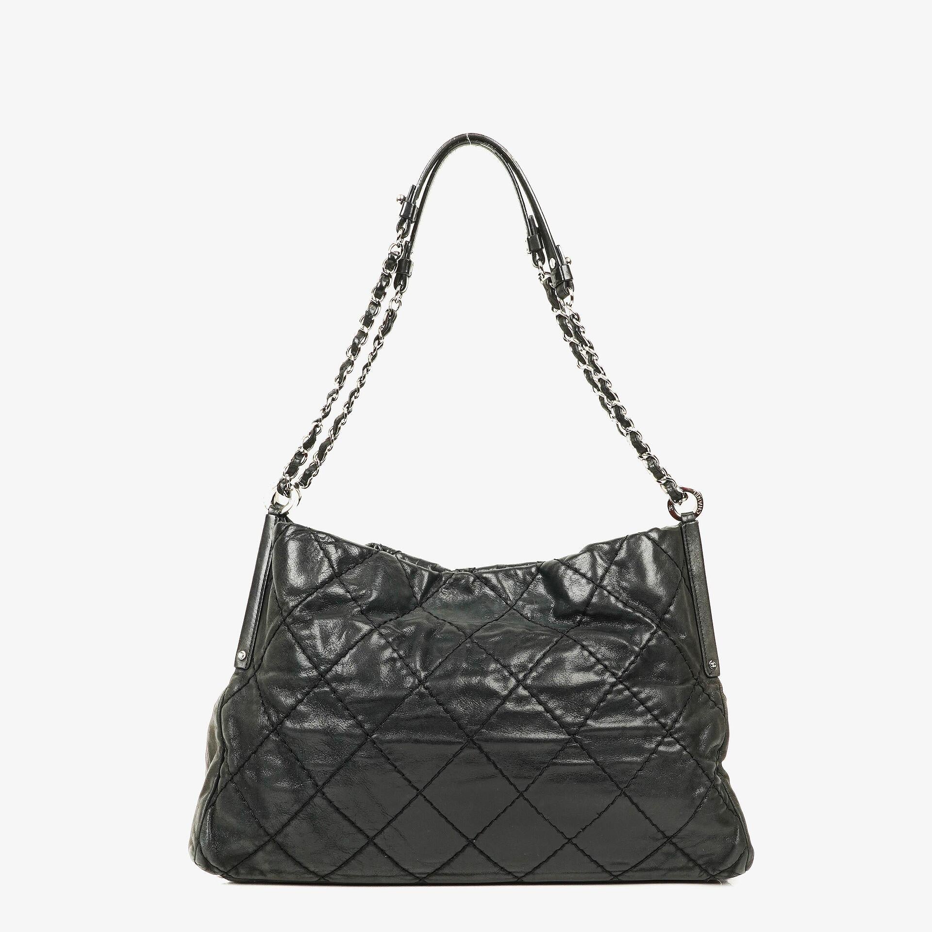 Chanel Sea Hit Medium Schultertasche aus schwarzem gestepptem schillerndem Kalbsleder