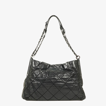 Chanel Sea Hit Medium Schultertasche aus schwarzem gestepptem schillerndem Kalbsleder