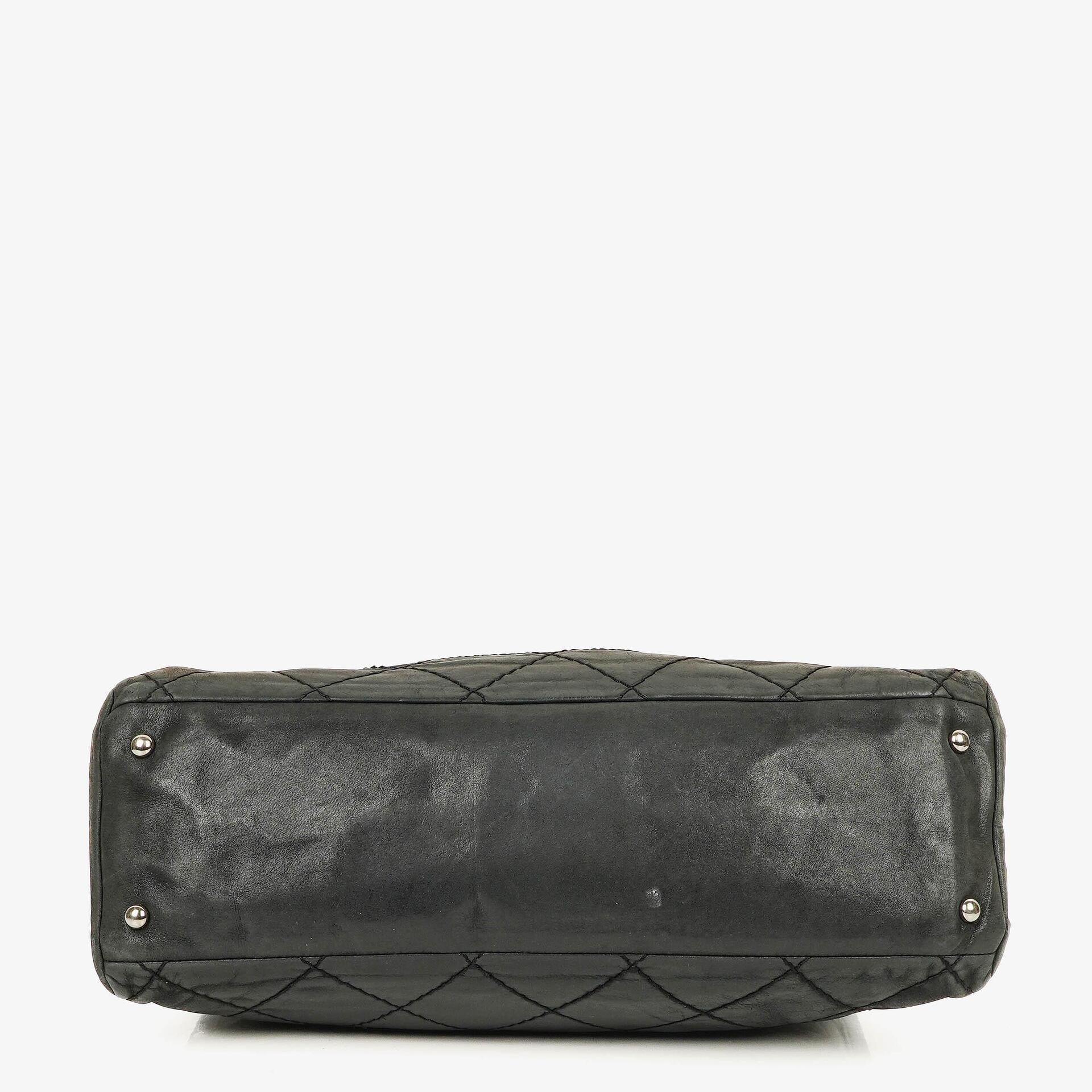 Chanel Sea Hit Medium Schultertasche aus schwarzem gestepptem schillerndem Kalbsleder