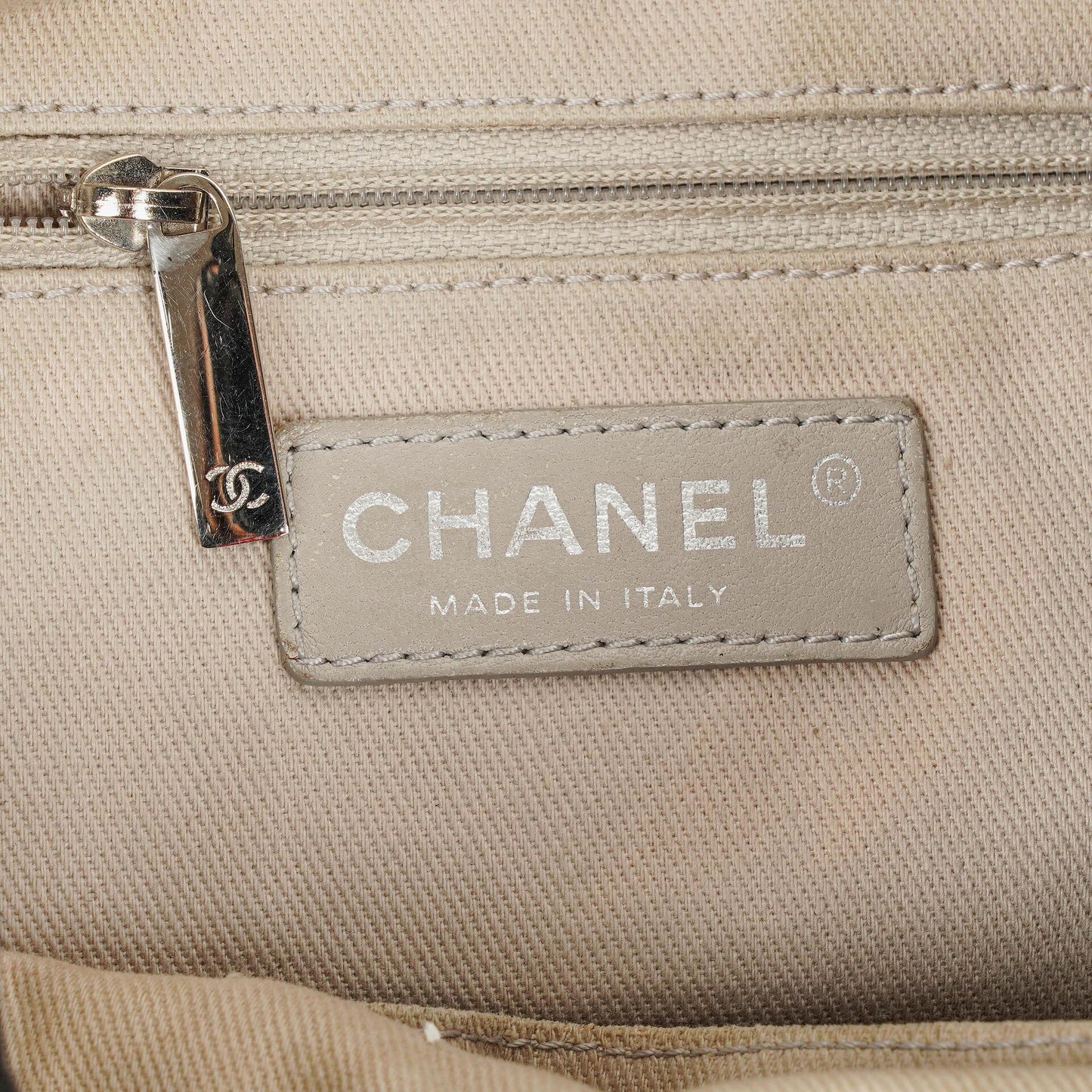 Chanel Sea Hit Medium Schultertasche aus schwarzem gestepptem schillerndem Kalbsleder