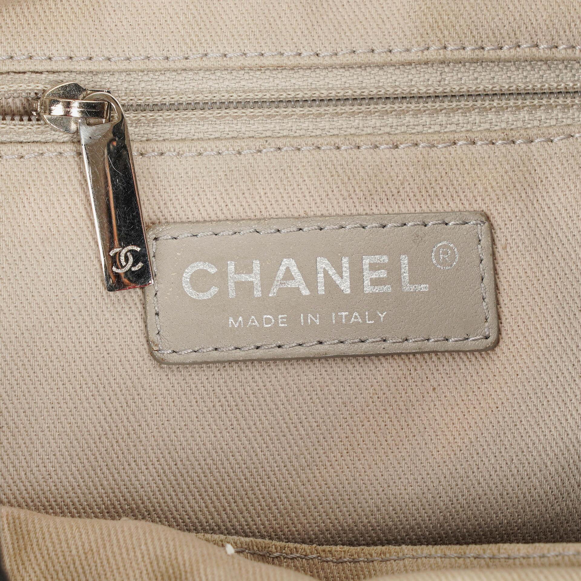 Chanel Sea Hit Medium Schultertasche aus schwarzem gestepptem schillerndem Kalbsleder