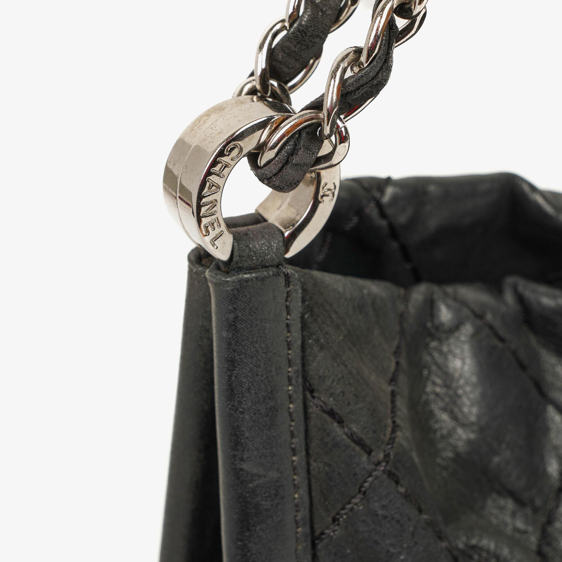 Chanel Sea Hit Medium Schultertasche aus schwarzem gestepptem schillerndem Kalbsleder