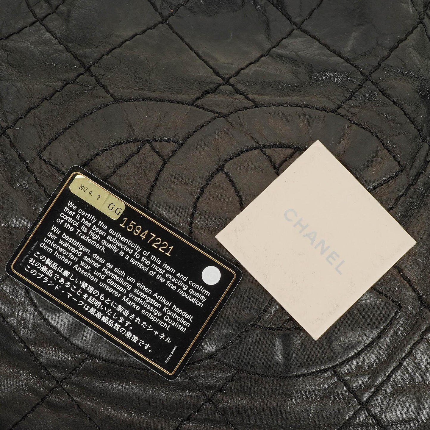 Chanel Sea Hit Medium Schultertasche aus schwarzem gestepptem schillerndem Kalbsleder