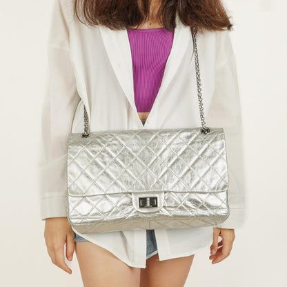 Chanel 2.55 Reissue 227 Klappentasche aus silberfarbenem Metallic-Steppkalbsleder