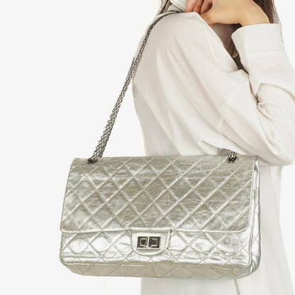 Chanel 2.55 Reissue 227 Klappentasche aus silberfarbenem Metallic-Steppkalbsleder
