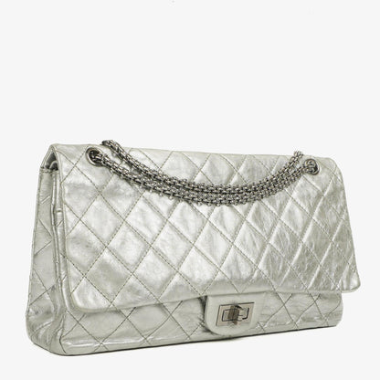 Chanel 2.55 Reissue 227 Klappentasche aus silberfarbenem Metallic-Steppkalbsleder