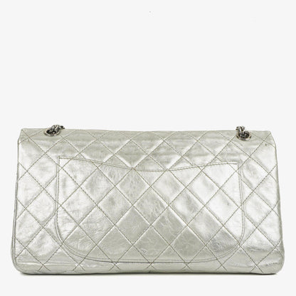 Chanel 2.55 Reissue 227 Klappentasche aus silberfarbenem Metallic-Steppkalbsleder