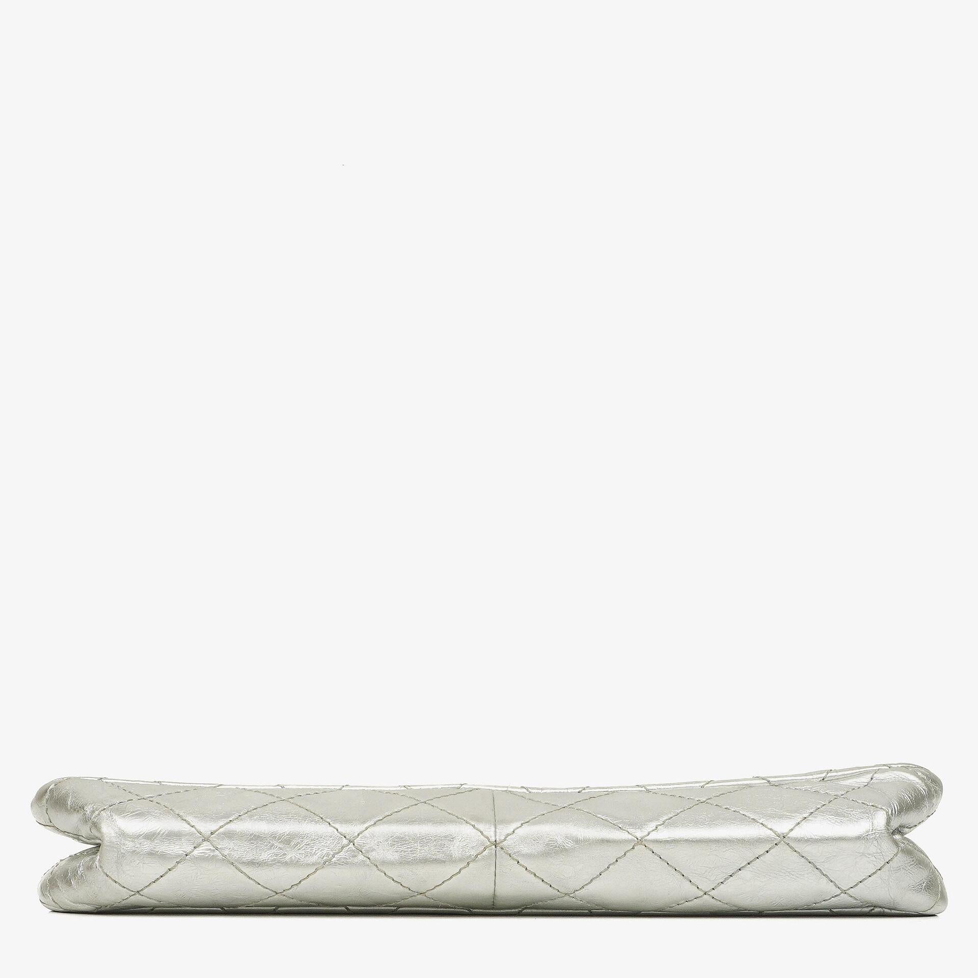 Chanel 2.55 Reissue 227 Klappentasche aus silberfarbenem Metallic-Steppkalbsleder