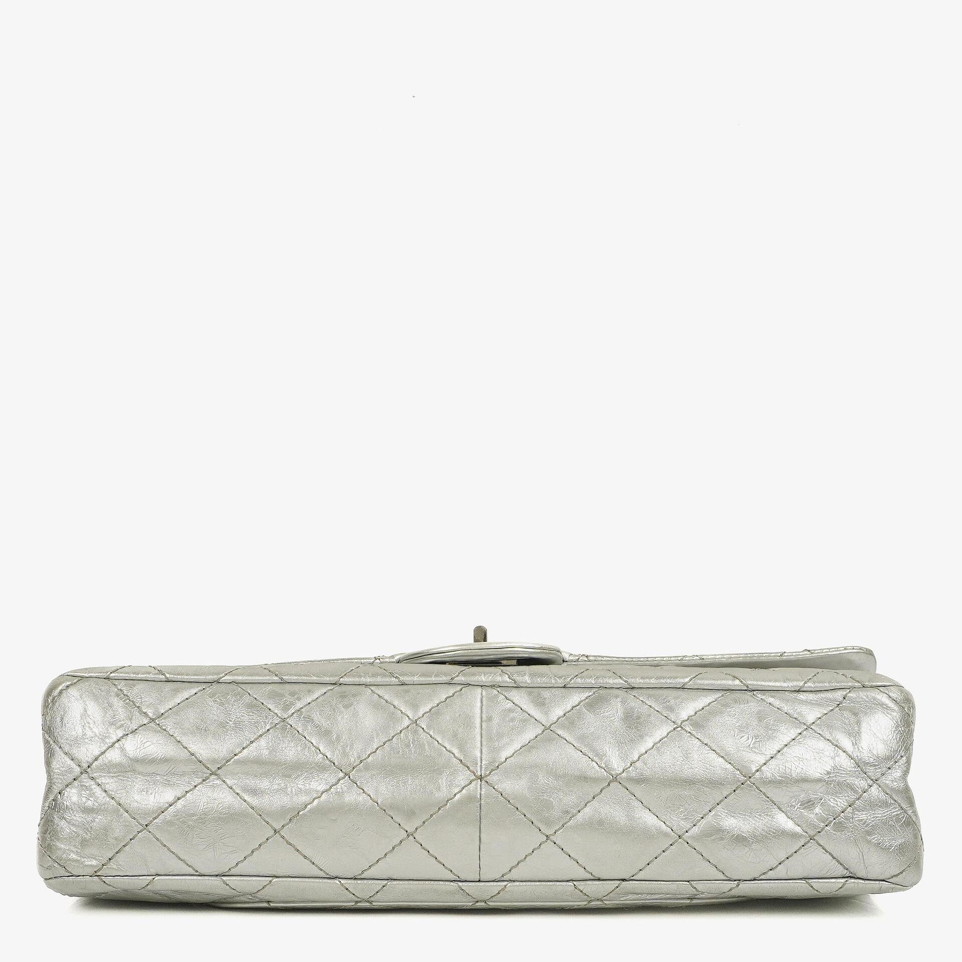 Chanel 2.55 Reissue 227 Klappentasche aus silberfarbenem Metallic-Steppkalbsleder