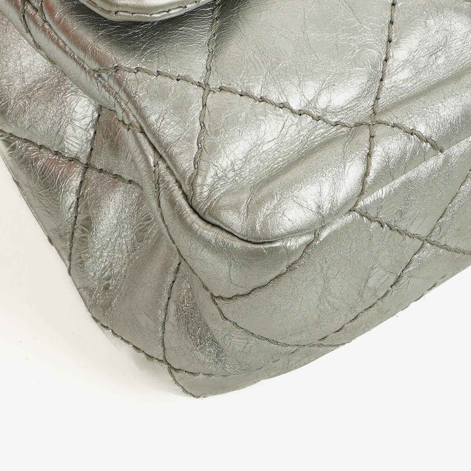 Chanel 2.55 Reissue 227 Klappentasche aus silberfarbenem Metallic-Steppkalbsleder