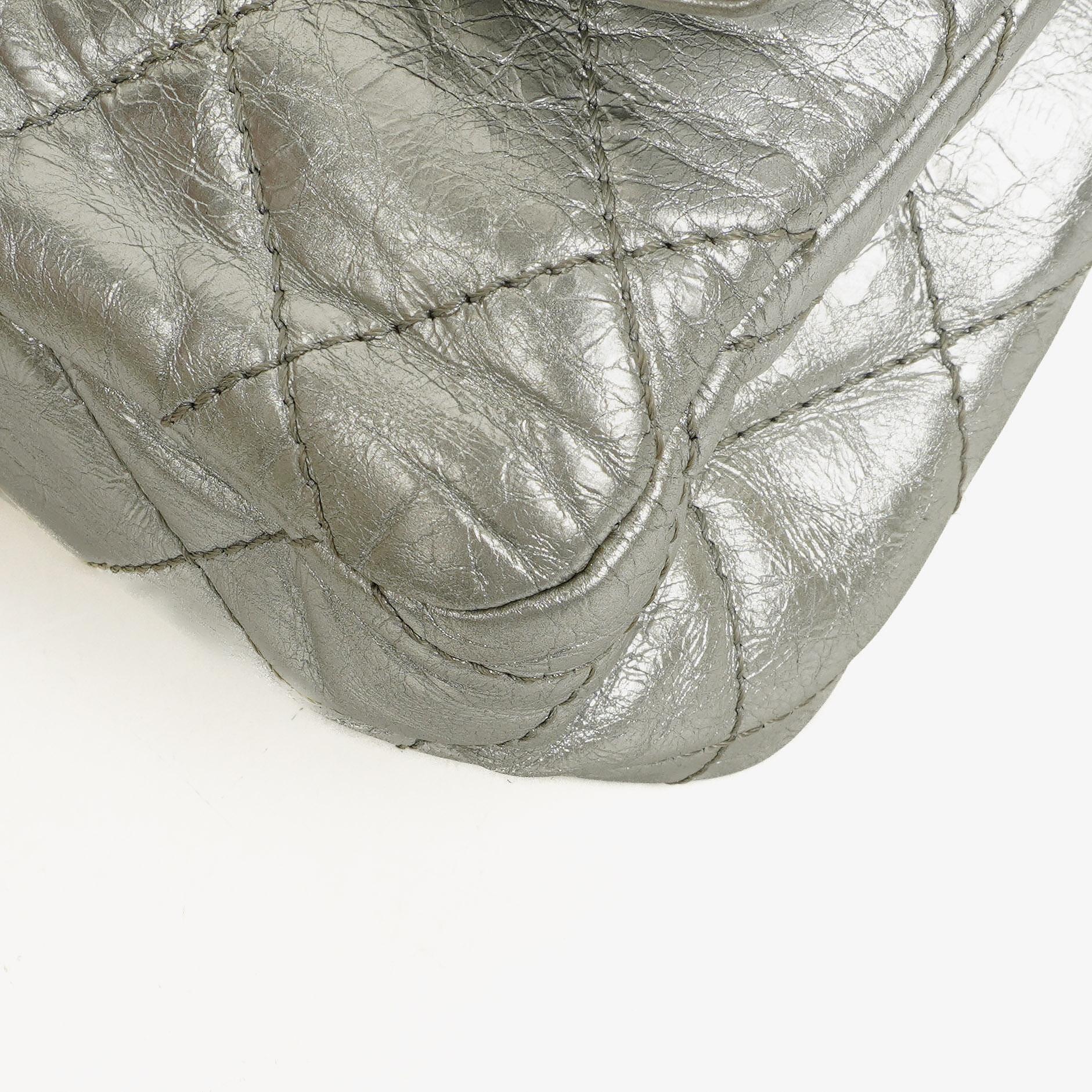 Chanel 2.55 Reissue 227 Klappentasche aus silberfarbenem Metallic-Steppkalbsleder