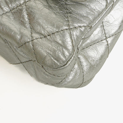 Chanel 2.55 Reissue 227 Klappentasche aus silberfarbenem Metallic-Steppkalbsleder