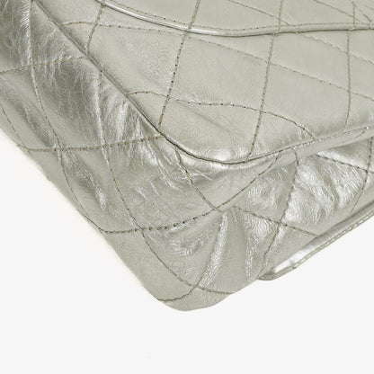 Chanel 2.55 Reissue 227 Klappentasche aus silberfarbenem Metallic-Steppkalbsleder